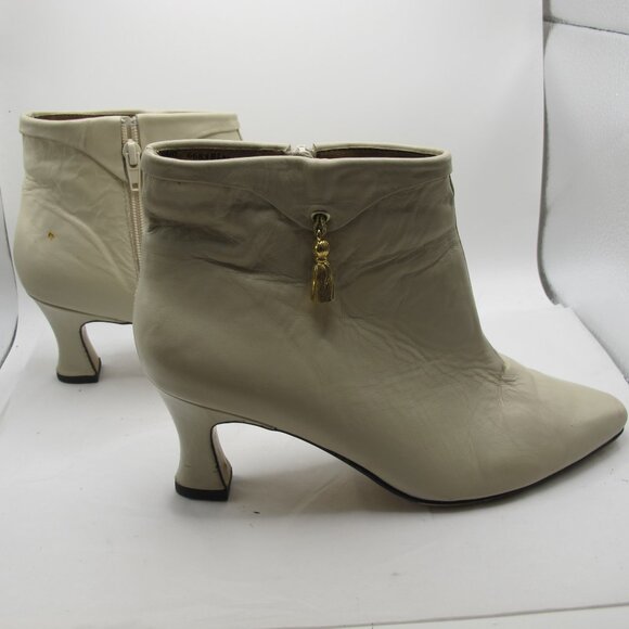 Fresco by Pierre bone ankle boots with gold tassel accent and 2 inch heel 8.5M - Picture 1 of 9